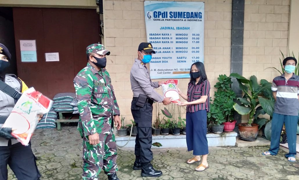 Polres Sumedang Distrbusikan Sembako Pada Pengurus GPDI